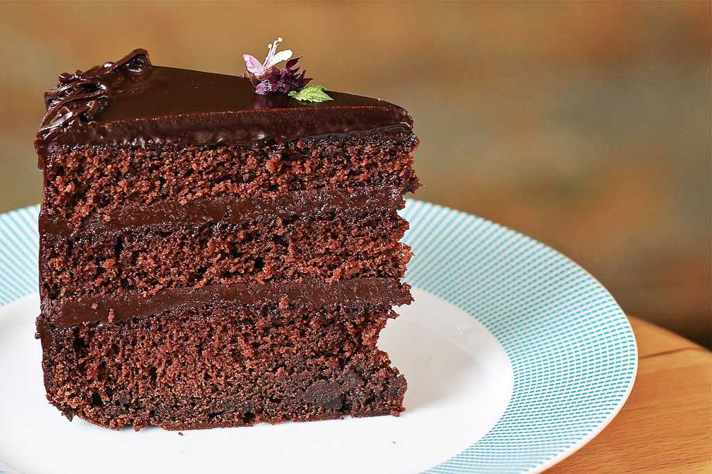 Шоколадный торт. вкусный шоколадный бисквитный торт. рецепт как приготовить шоколадный торт дома