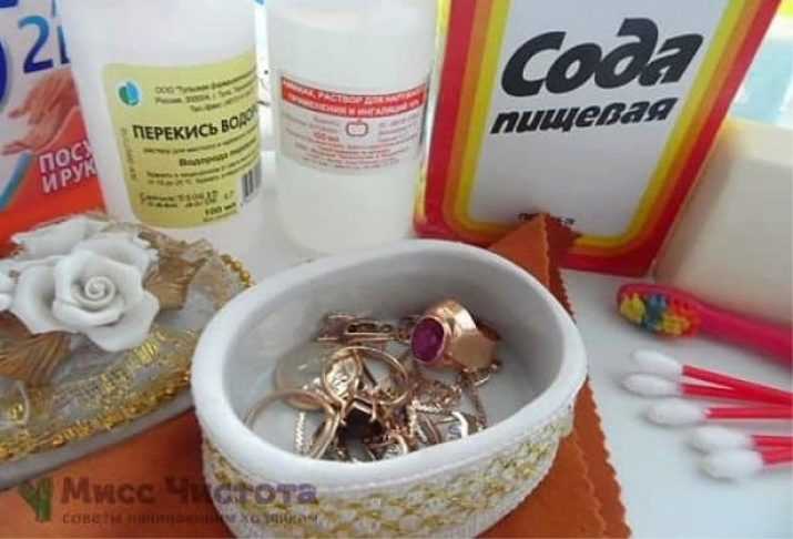 Как почистить белое золото в домашних условиях: чем можно и нельзя, лучшие рецепты растворов для украшений с камнями
