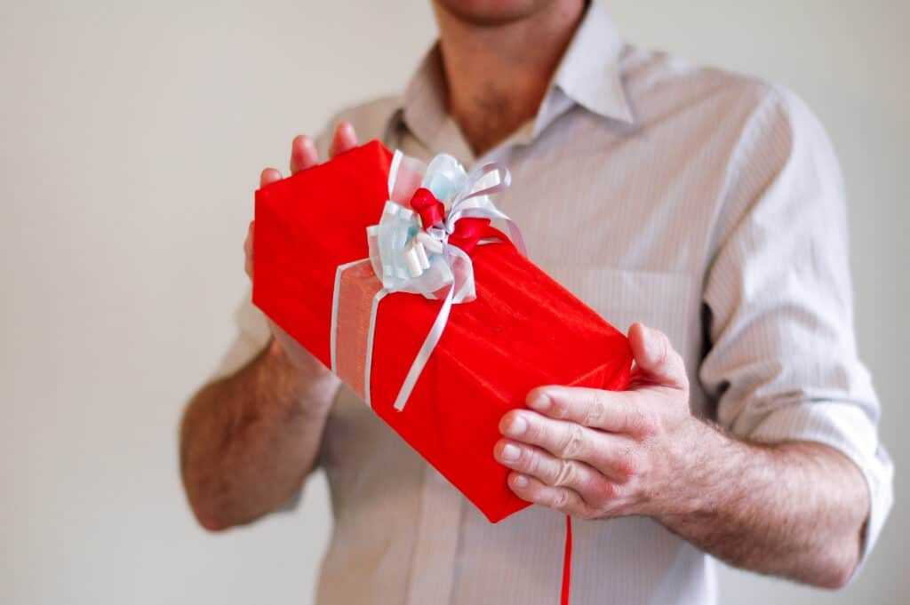 Как красиво упаковать рубашку в подарок любимому мужчине: советы по выбору подарка
