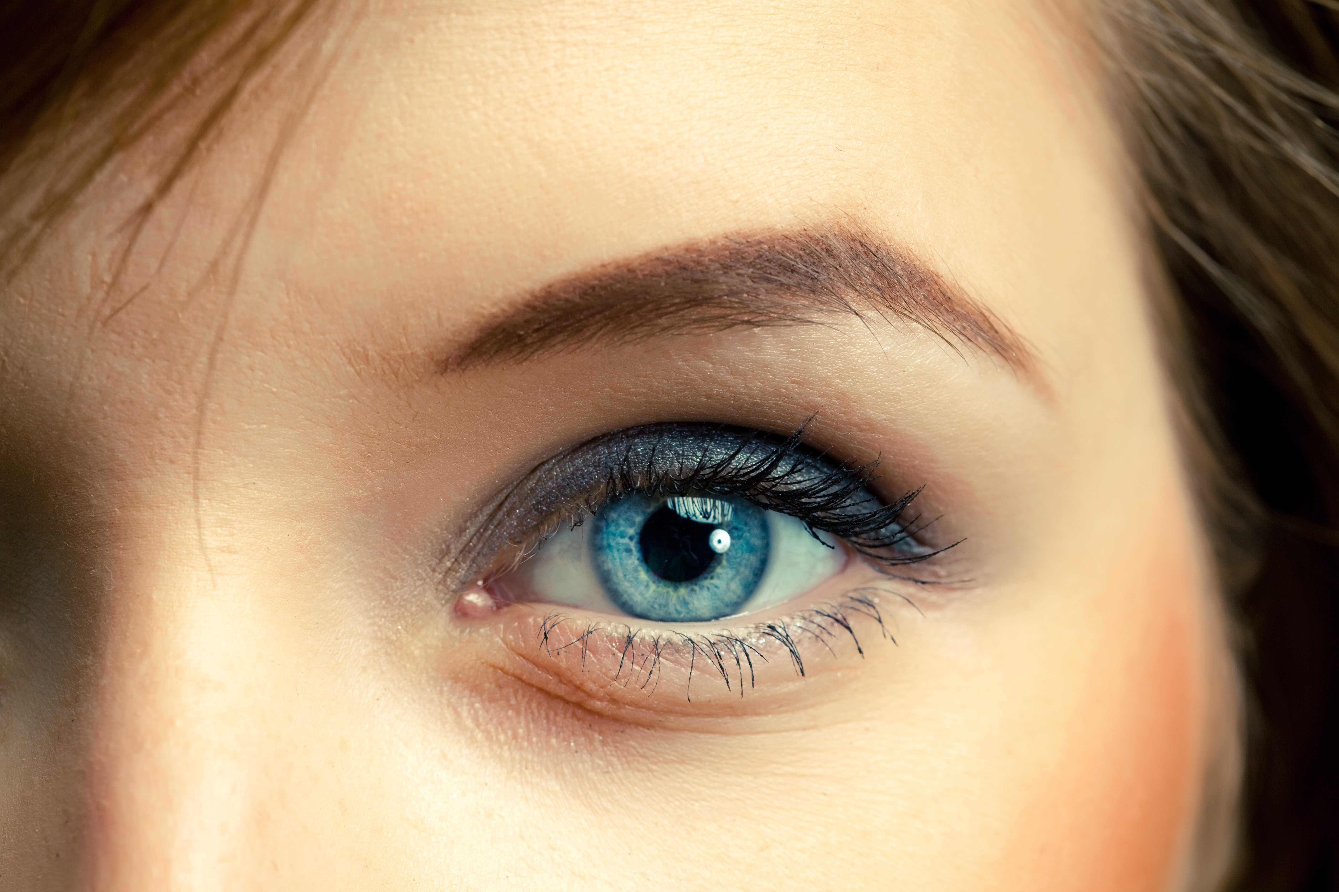 Голубые глаза женские