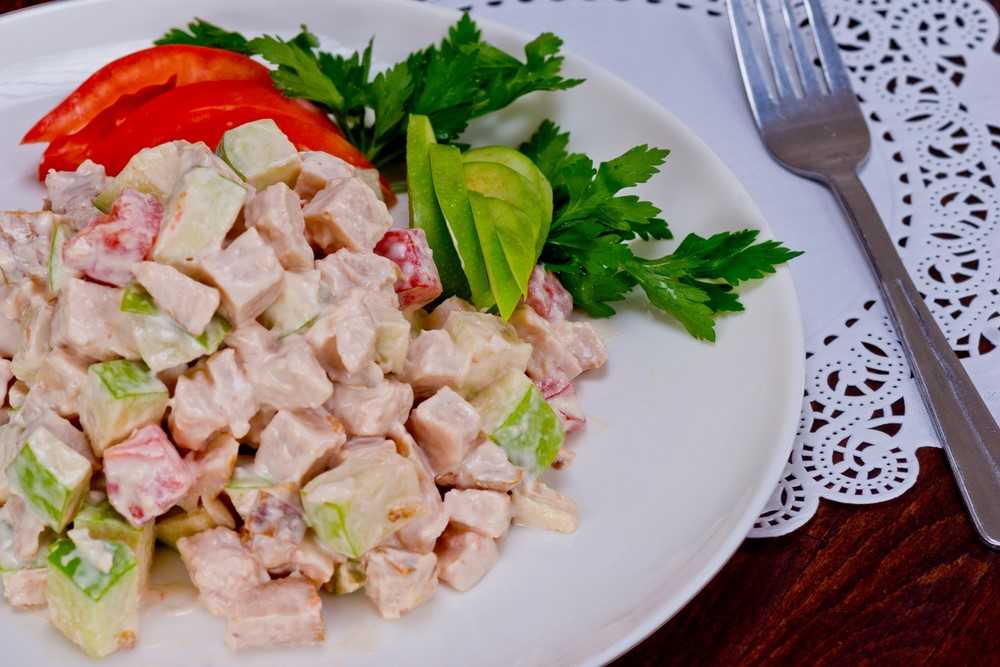 Салат мужской классический рецепт с фото. Дамский каприз Salat. Каприз салатлар. Damski каприз Salat. Салат каприз с копченой курицей.