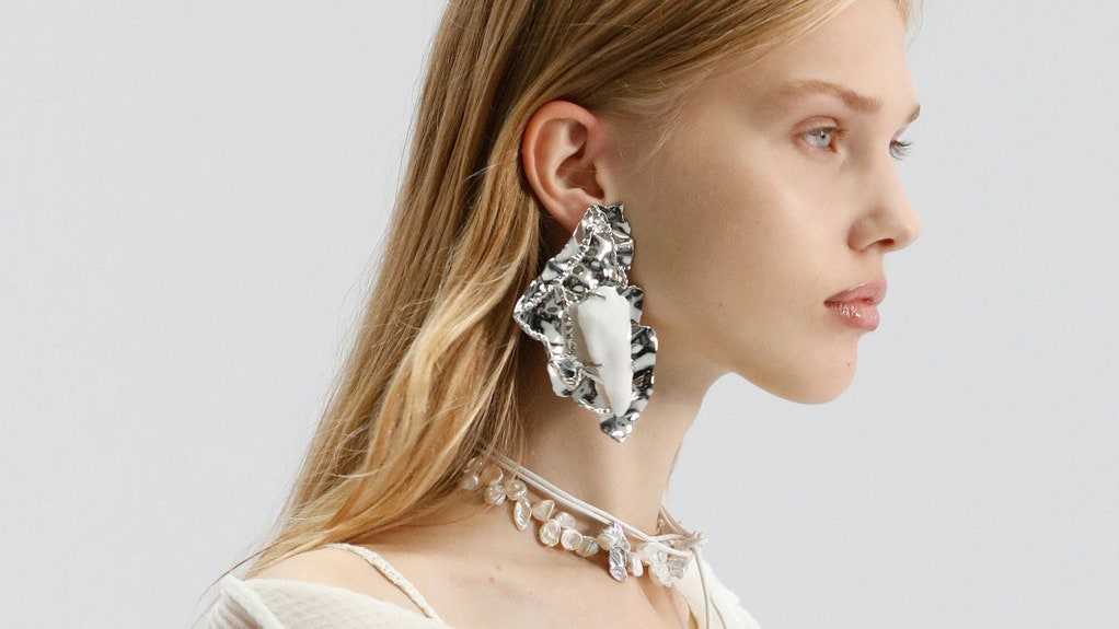 Мода 2021-2022: какие серьги в тренде, преимущества сережек из серебра +фото стильных моделей