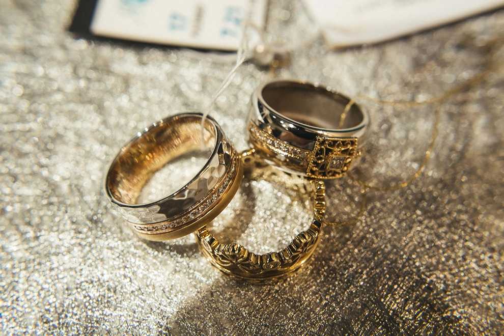 Обручальные кольца классические, какой ширины должны быть, как выбрать размер на короткие пальцы, варианты обручалок без камней на свадьбу