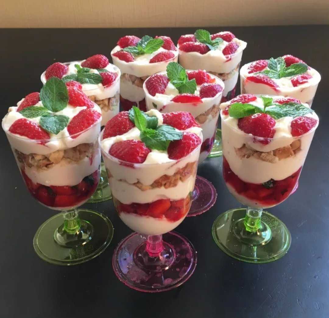 Простой слоеный десерт в стакане с ягодами – трайфл