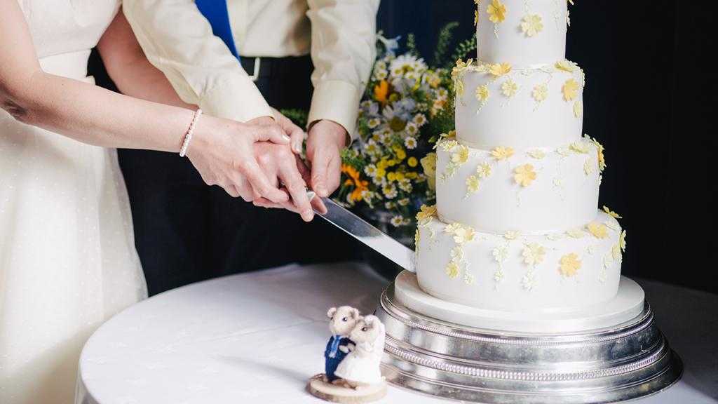 Как рассчитать торт на свадьбу, количество торта, вес, какой торт лучше заказать, выбрать на свадьбу, как продать и как резать
