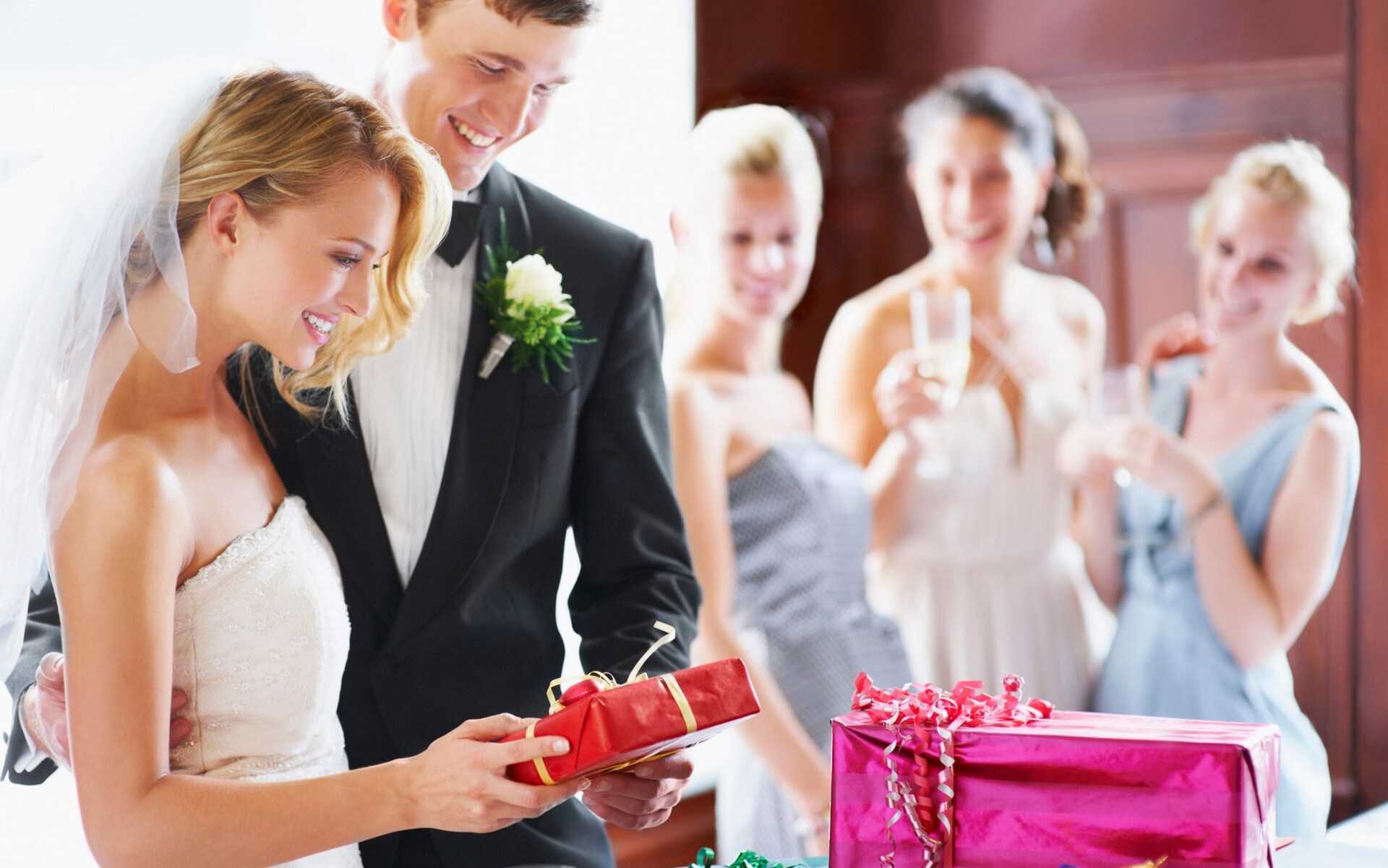 Подарки на свадьбе могут получать не только жених и невеста, но также родители и дорогие гости Принято ли дарить подарки на свадьбе от невесты Какие подарки и кому должна преподнести невеста согласно обычаям и традициям