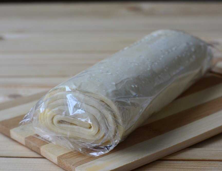 Как быстро разморозить тесто слоеное, дрожжевое из морозилки, замороженное тесто, можно ли разморозить в микроволновке