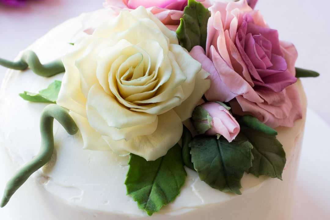 Как сделать съедобные цветы для торта. сахарные цветы своими руками.