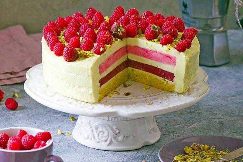 Торт с ягодами замороженными или свежими - как готовить коржи, крем и красиво декорировать