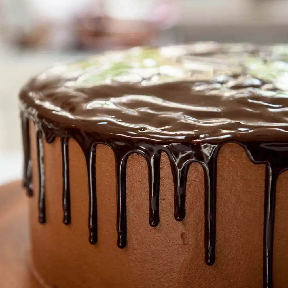 Торт с шоколадным ганашем. Шоколадный ганаш. Шоколадный торт с шоколадным ганашом. Ганаш для торта шоколадный. Шоколад для ганаша.