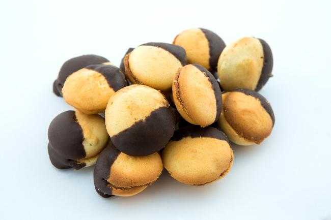 Суворовское печенье - песочное печенье с начинкой из сгущенки и в шоколадной глазури
