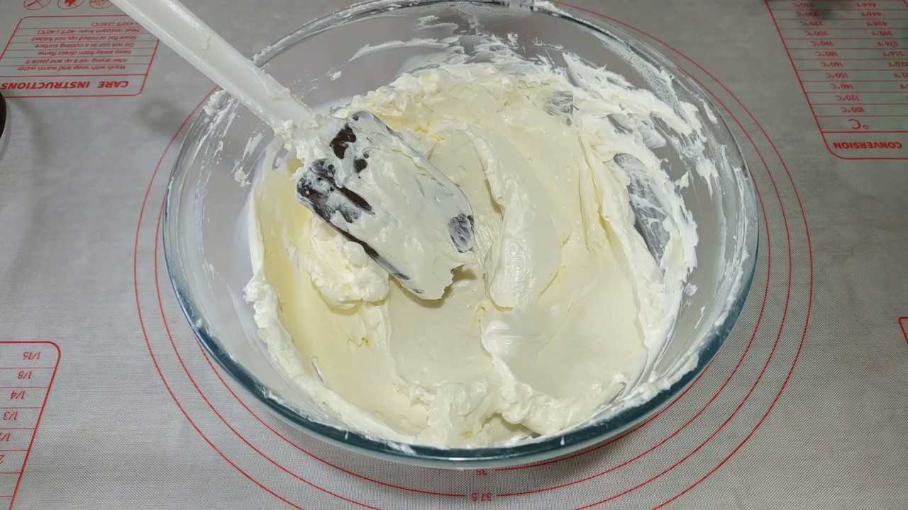 Если крем для торта получился жидким. Крем чиз маскарпоне. Крем чиз маскарпоне и сливки. Крем чиз на сливочном масле. Масляный крем расслоился.