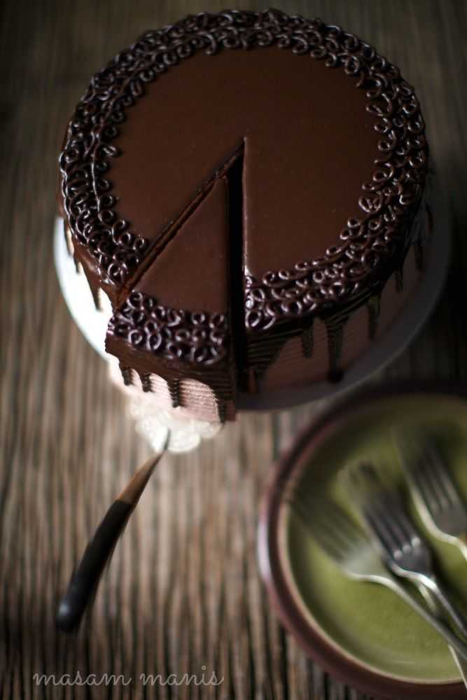 Рецепты с шоколадными каплями. Украшение шоколадного торта. Украшег шоколаднлгг торта. Несложные украшения шоколадного торта. Торт с шоколадным декором.