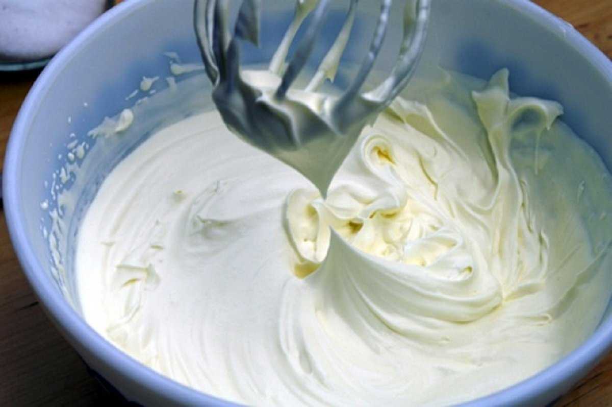 Белковый крем для торта, который хорошо держит форму: простые рецепты