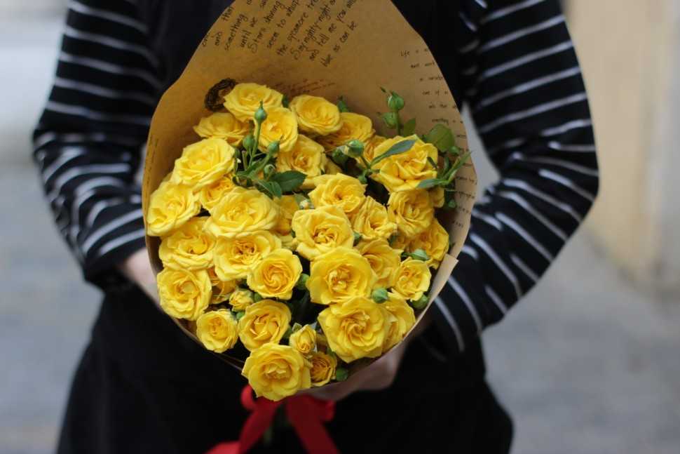 К чему девушке дарят желтые розы и какой смысл несет в себе такой букет Желтые розы овеяны множеством суеверий Одни считают их предвестником разлуки, а другие наоборот — символом любви и преданности Когда можно дарить желтые цветы, а когда от такого презе