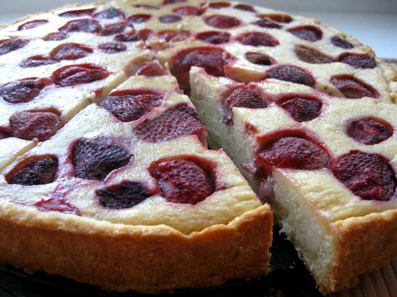 Клубничный пирог - рецепты приготовления начинки из протертых, свежих или замороженных ягод и теста
