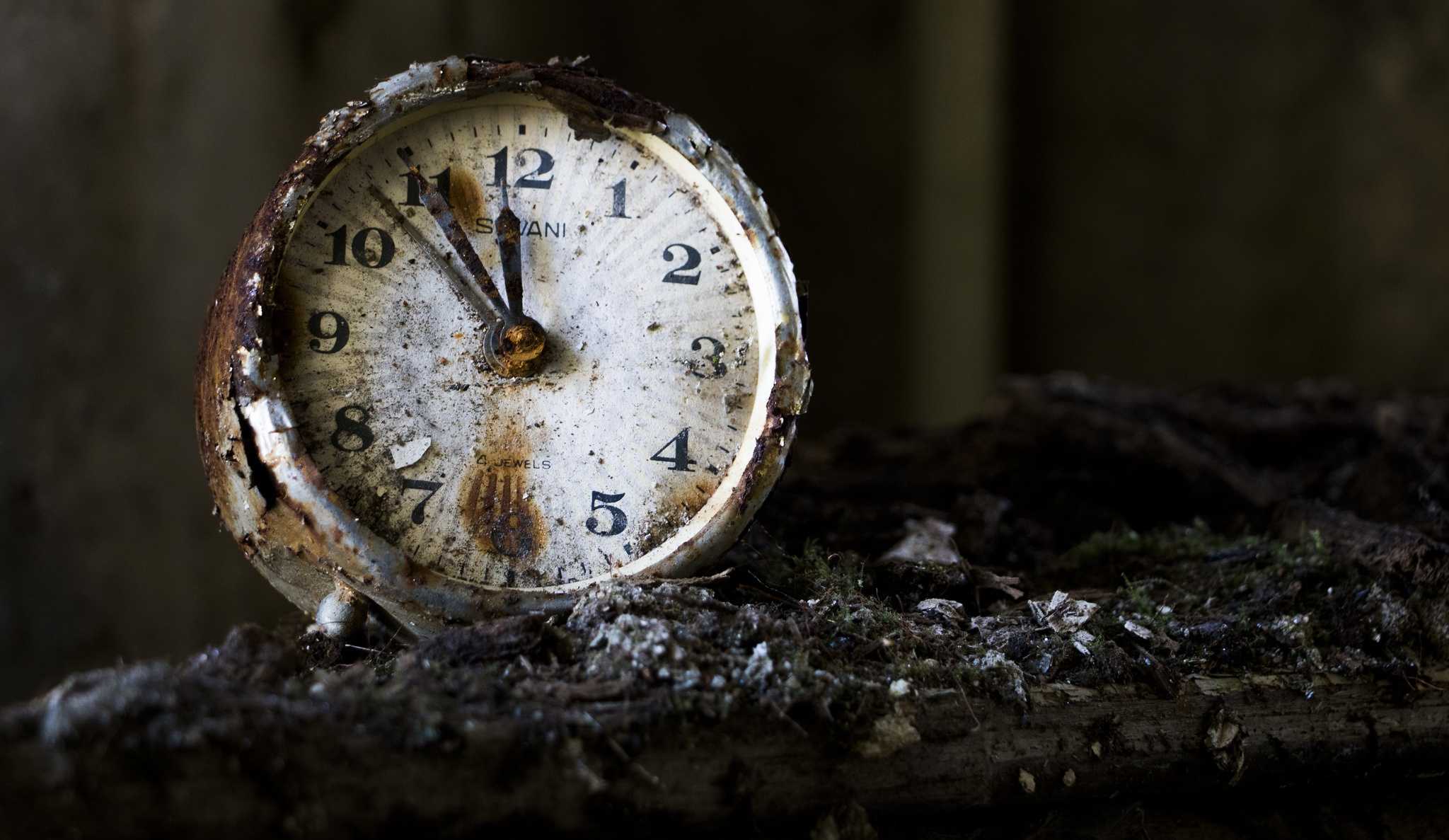 Приметы про часы: можно ли выкидывать сломанные, носить умершего человека