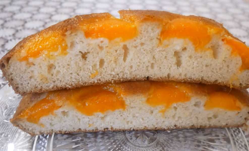 Заливной пирог с абрикосами и малиной по этому рецепту получается очень вкусным и ароматным