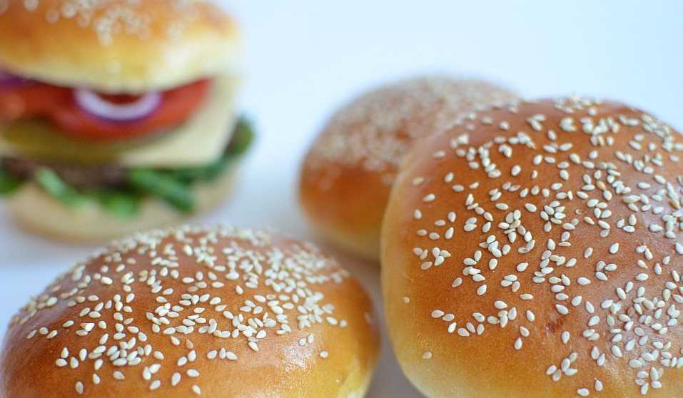 Булочки для гамбургеров с кунжутом: пошаговые рецепты с фото