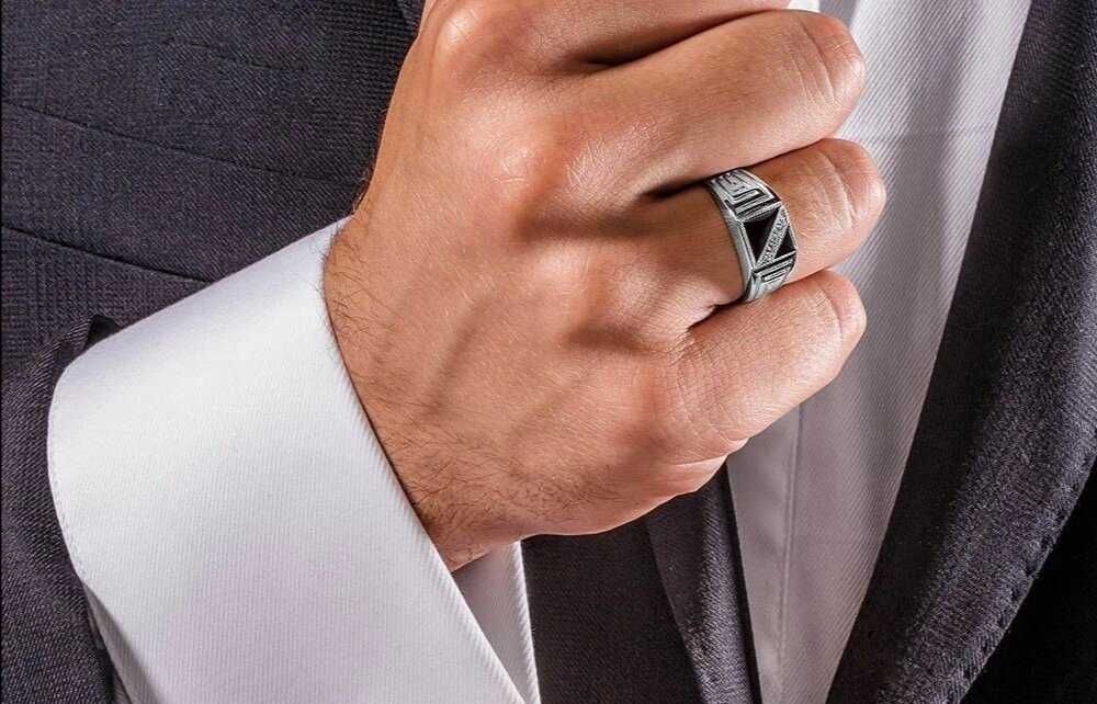Значение колец на пальцах левой и правой руки у мужчин: куда одевают кольца парни