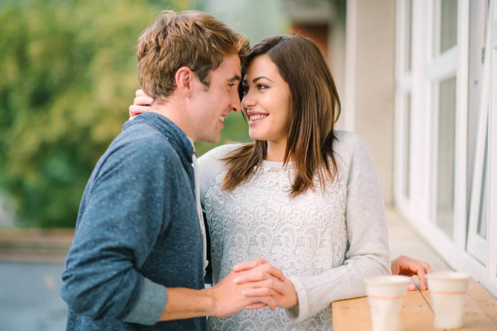 Как влюбить в себя мужчину: топ-20 эффективных способов