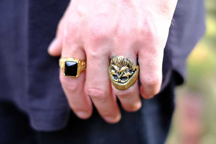 На какой палец одевают перстень
