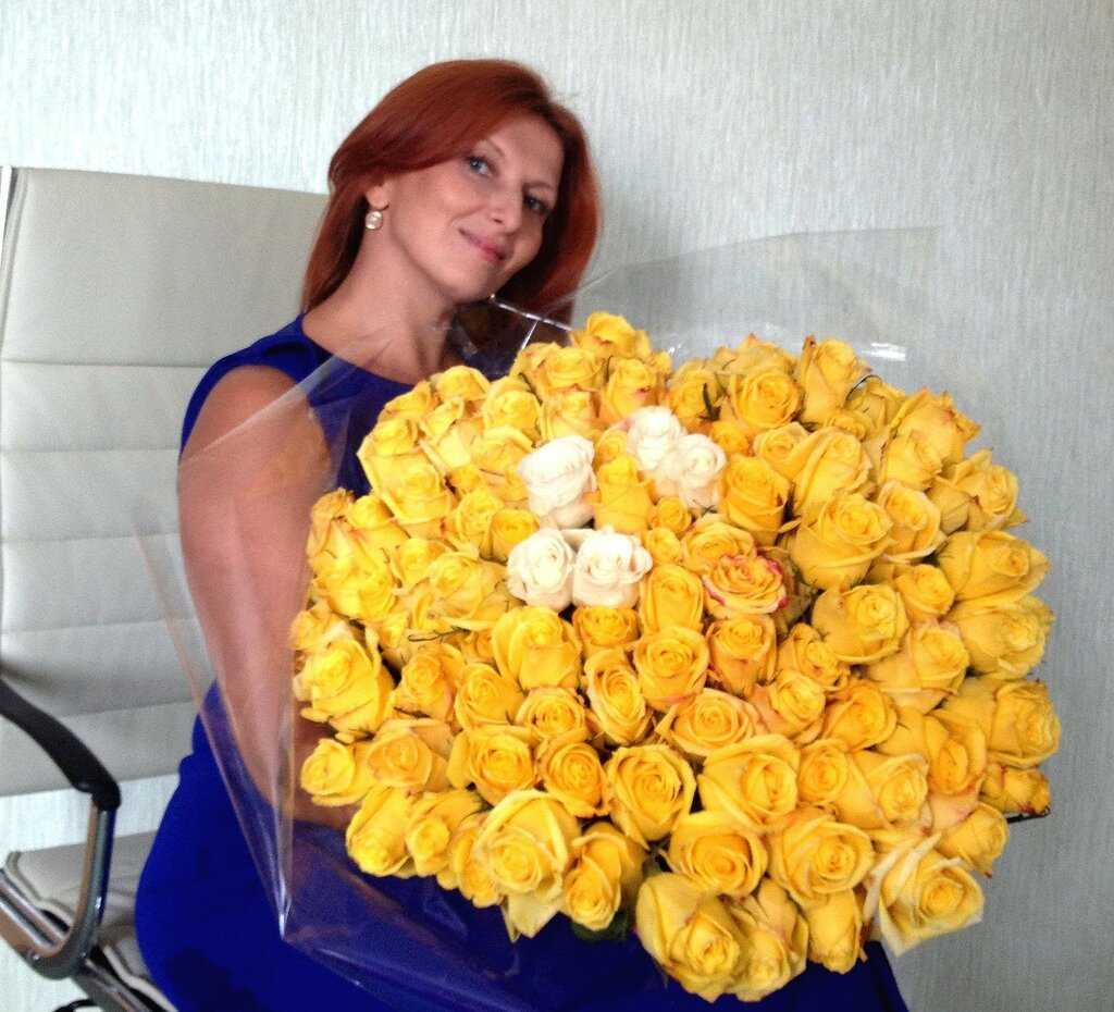 Жёлтые розы: к чему дарят, на какие праздники уместны