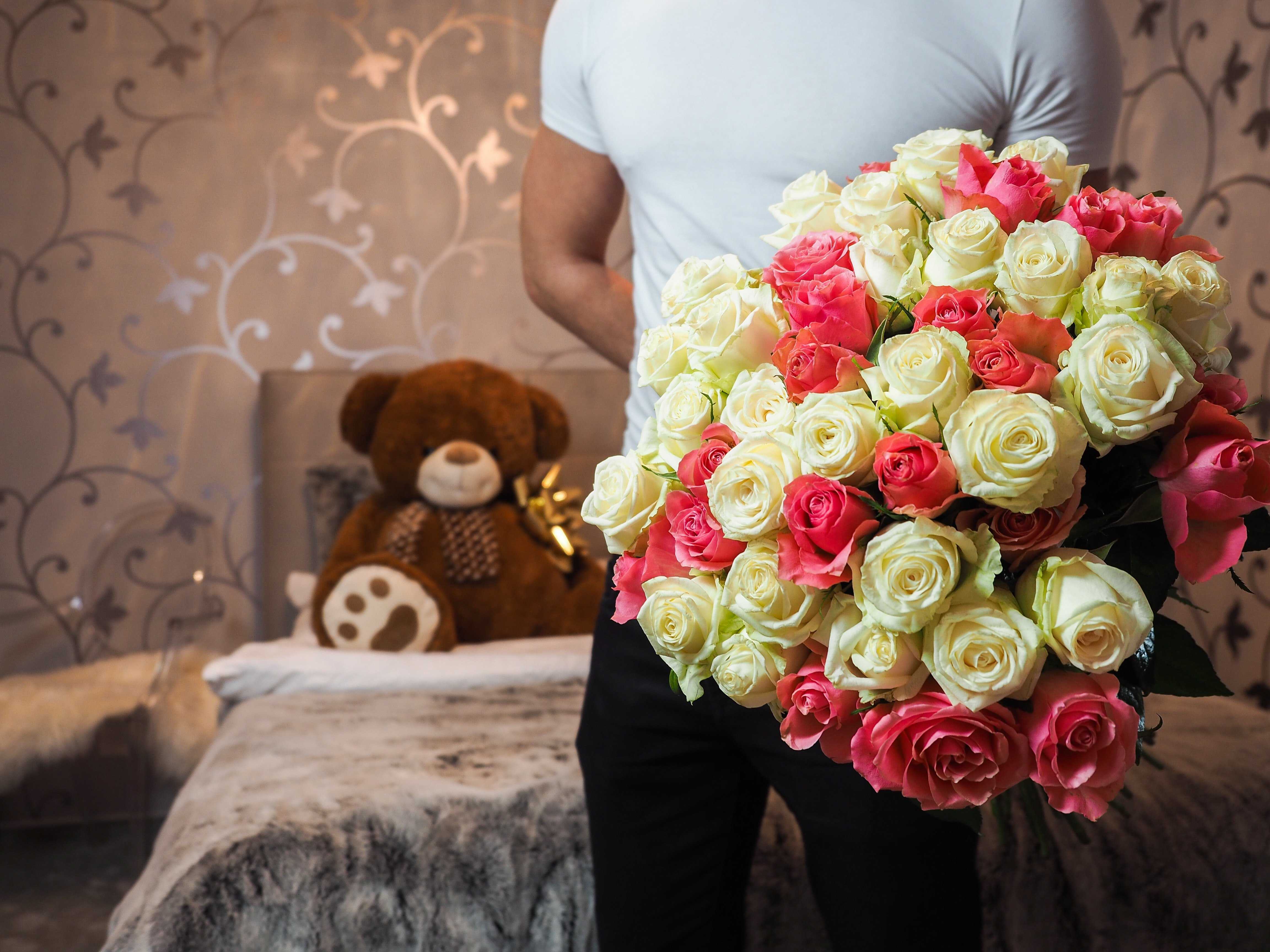 Какие цветы подарить девушке — лучший выбор на 14 февраля и 8 марта 2022