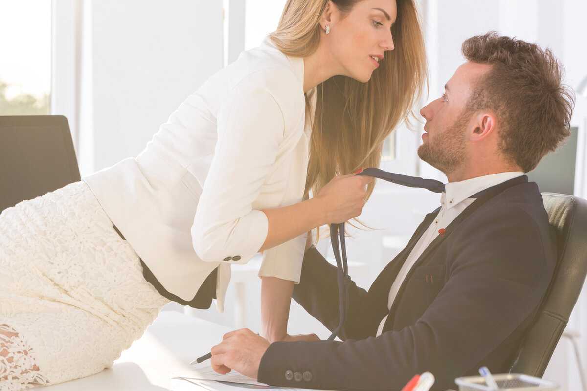 Влюбилась в начальника: советы психолога, как вести себя правильно и возможен ли роман с женатым?