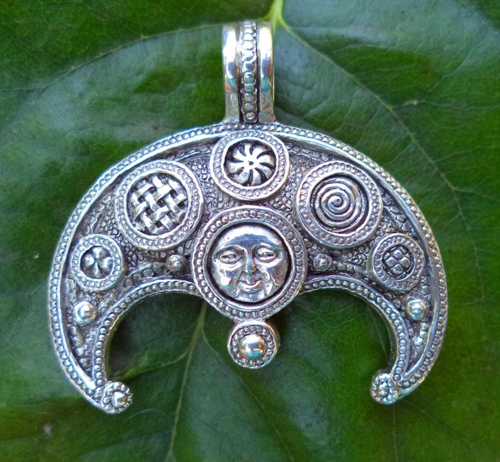 Славянский символ Лунница