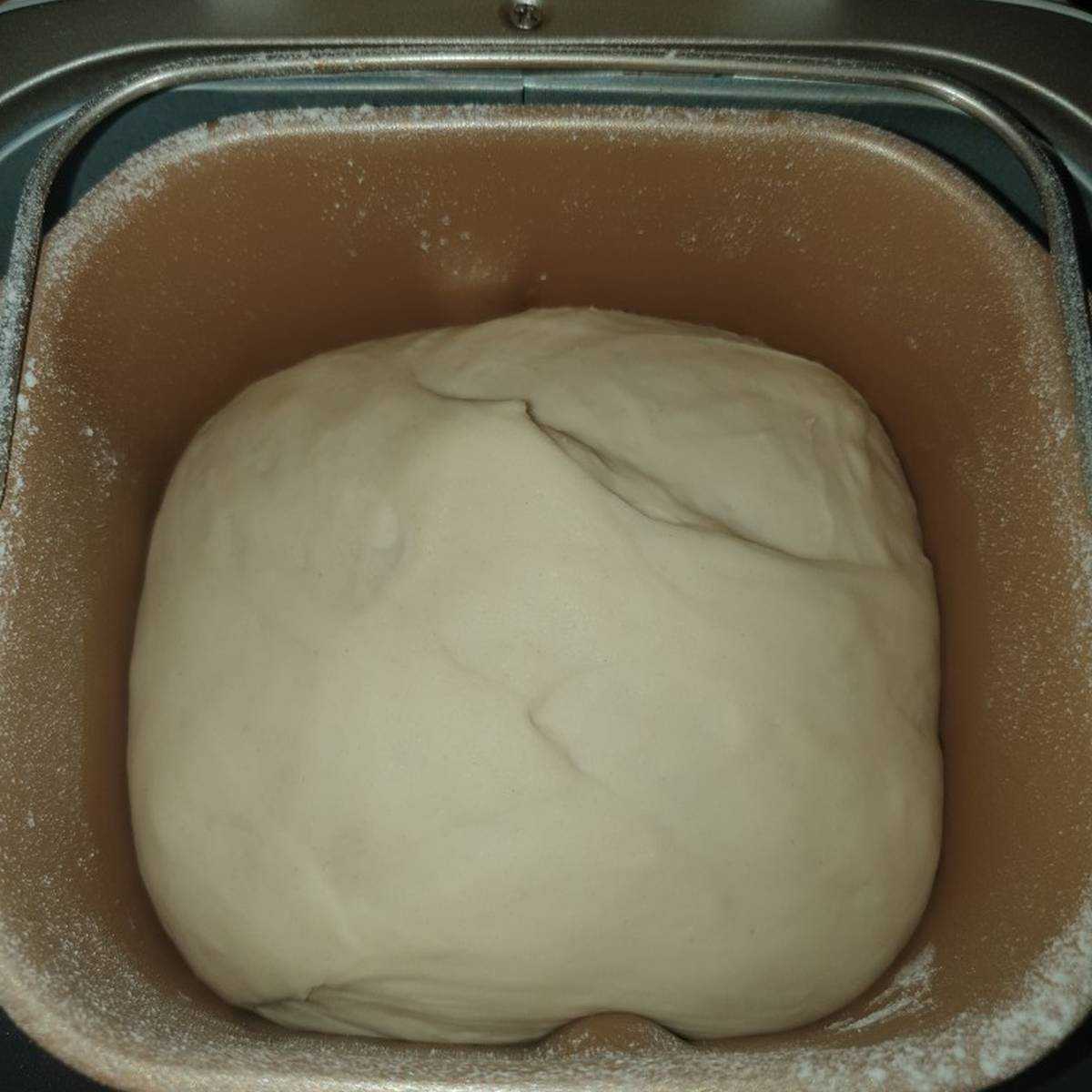 Рецепты дрожжевой тесты для хлебопечки. Дрожжевое тесто. Тесто в хлебопечке. Тесто для пирога в хлебопечке. Хлебопечь для булочек.