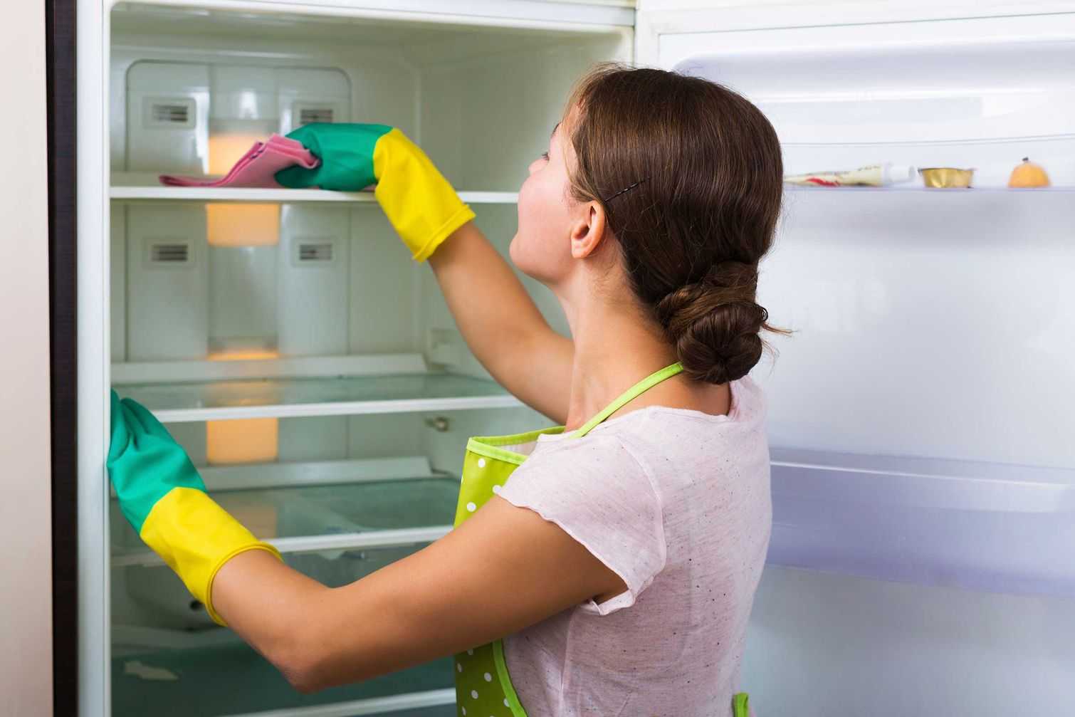 Как правильно мыть холодильник и насколько часто Чем очищать холодильную камеру, кроме соды и уксусной кислоты для устранения запахов и загрязнений