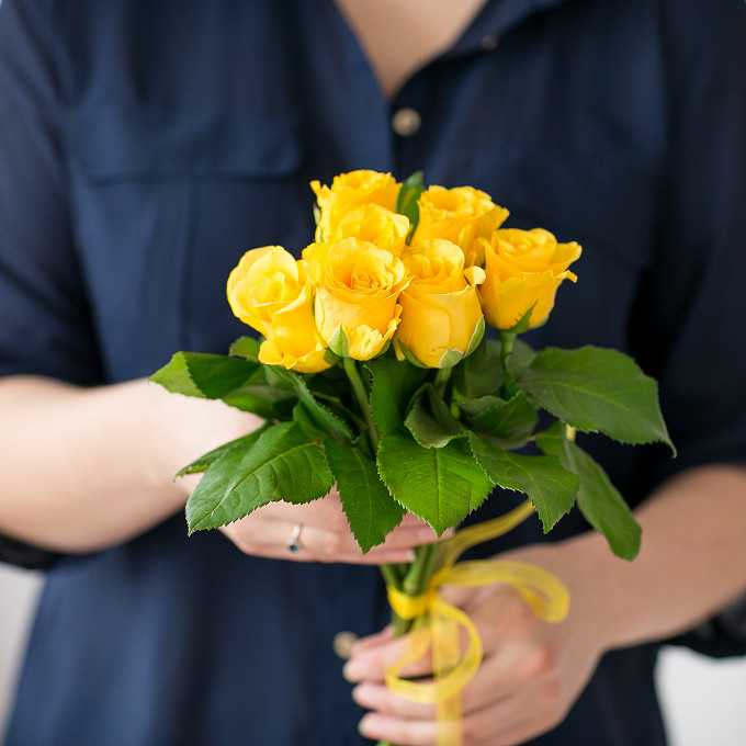 Примета, к чему дарят желтые цветы