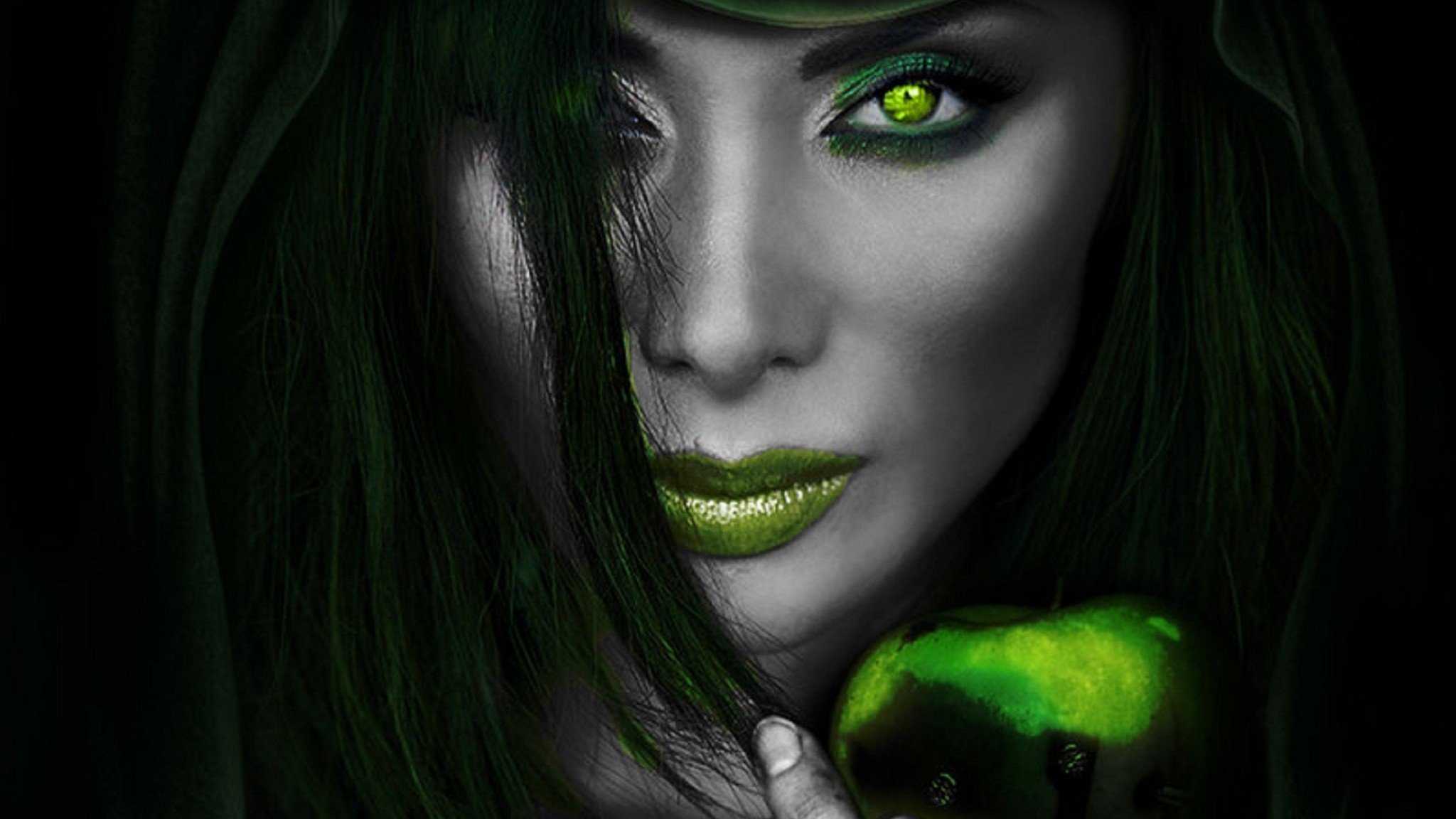 За мои зеленые глаза называешь меня колдуньей. ЭВА Эвергрин полу Волшебная ведьма. Красивая ведьма с зелеными глазами. Красивая ведьма. Ведьма с зелеными волосами.