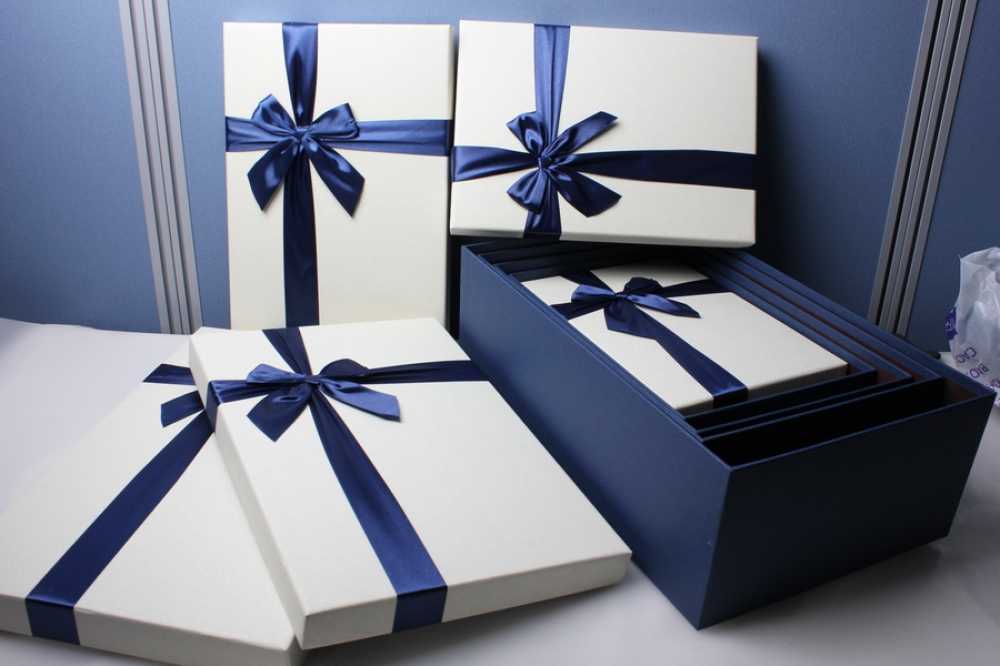 Как упаковать подарок своими руками в бумагу или коробку. идеи +фото