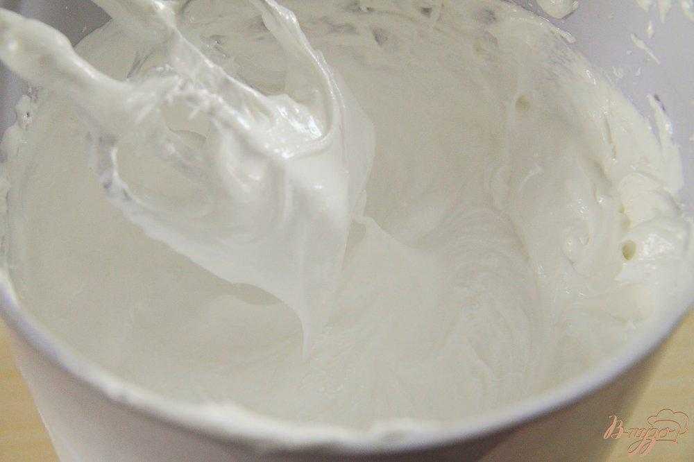 Почему крем получился жидкий. Белковый крем. Консистенция крем белковый заварной. Жидкий белковый крем. Густой сироп для белкового крема.