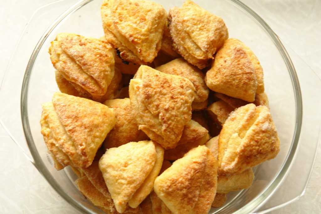 Творожные печенья треугольники рецепт фото. Печенье из творога. Печенье треугольники. Творожные ушки. Печенье творожные ушки.