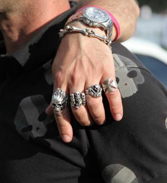 На какой руке и пальце носить перстень мужчине: советы. мужской журнал mensweekly.ru