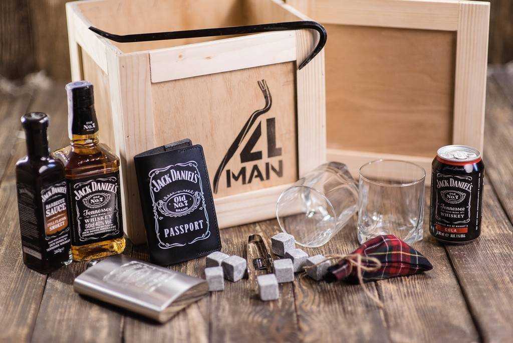 Как выбрать виски в подарок мужчине: алкоголь и аксессуары в подарочной упаковке
