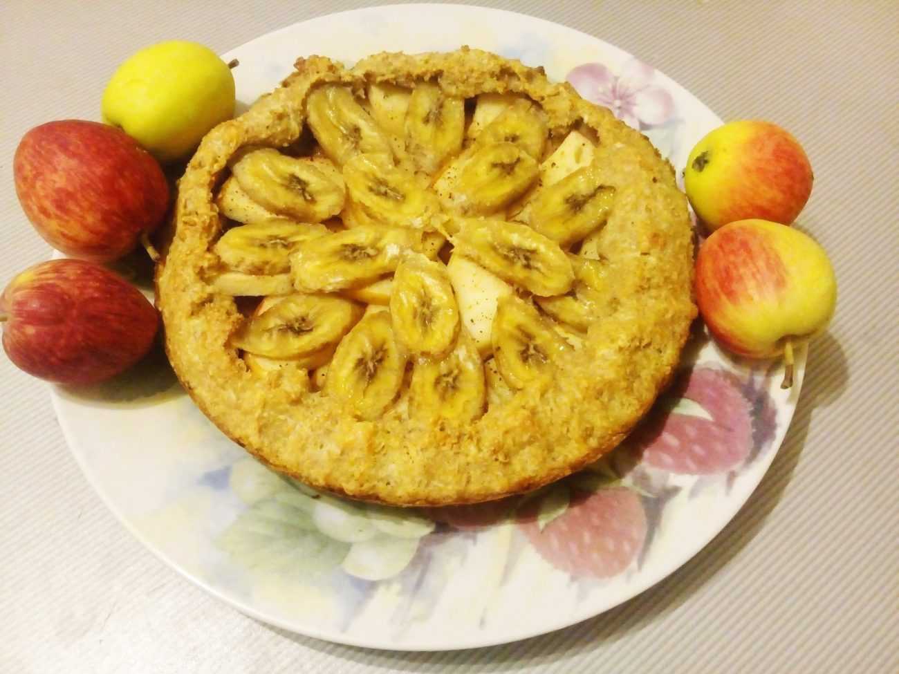 Пирог с яблоками и бананами