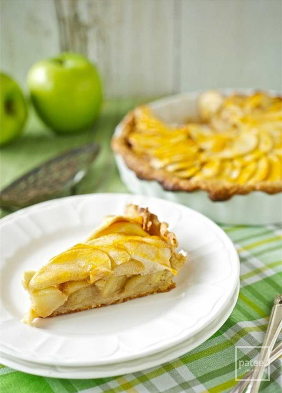 Приготовить бананы в духовке. Яблочно банановый пирог. Пирог с бананом и яблоком. Яблоко банан выпечка. Пирог с яблоками и бананами в духовке.