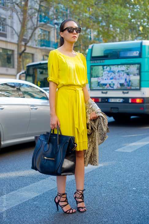 С чем можно носить, с какой обувью сочетать желтое платье, фото