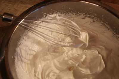 Что делать если белковый крем получился жидким. почему не получается белковый крем? рецепт приготовления белкового крема по госту