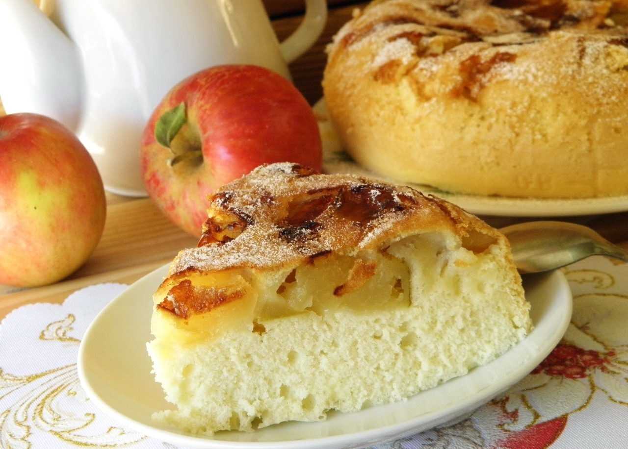 Пышная шарлотка с яблоками – самые вкусные рецепты