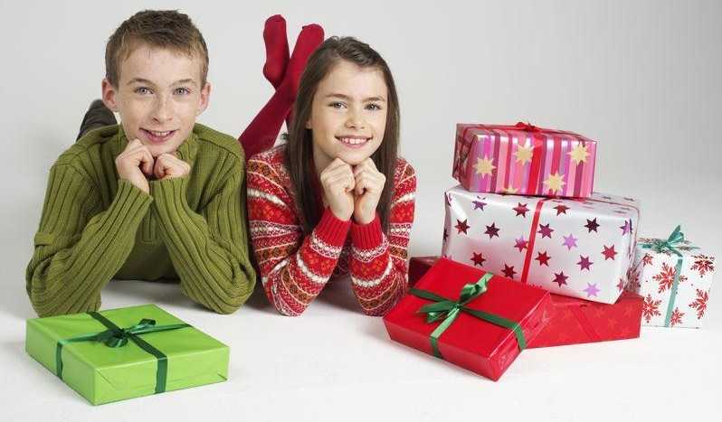 Не знаете, что подарить ребенку 12 лет на Новый год Варианты хороших новогодних подарков для мальчика или девочки от Деда Мороза Отличные идеи, что подарить подросткам