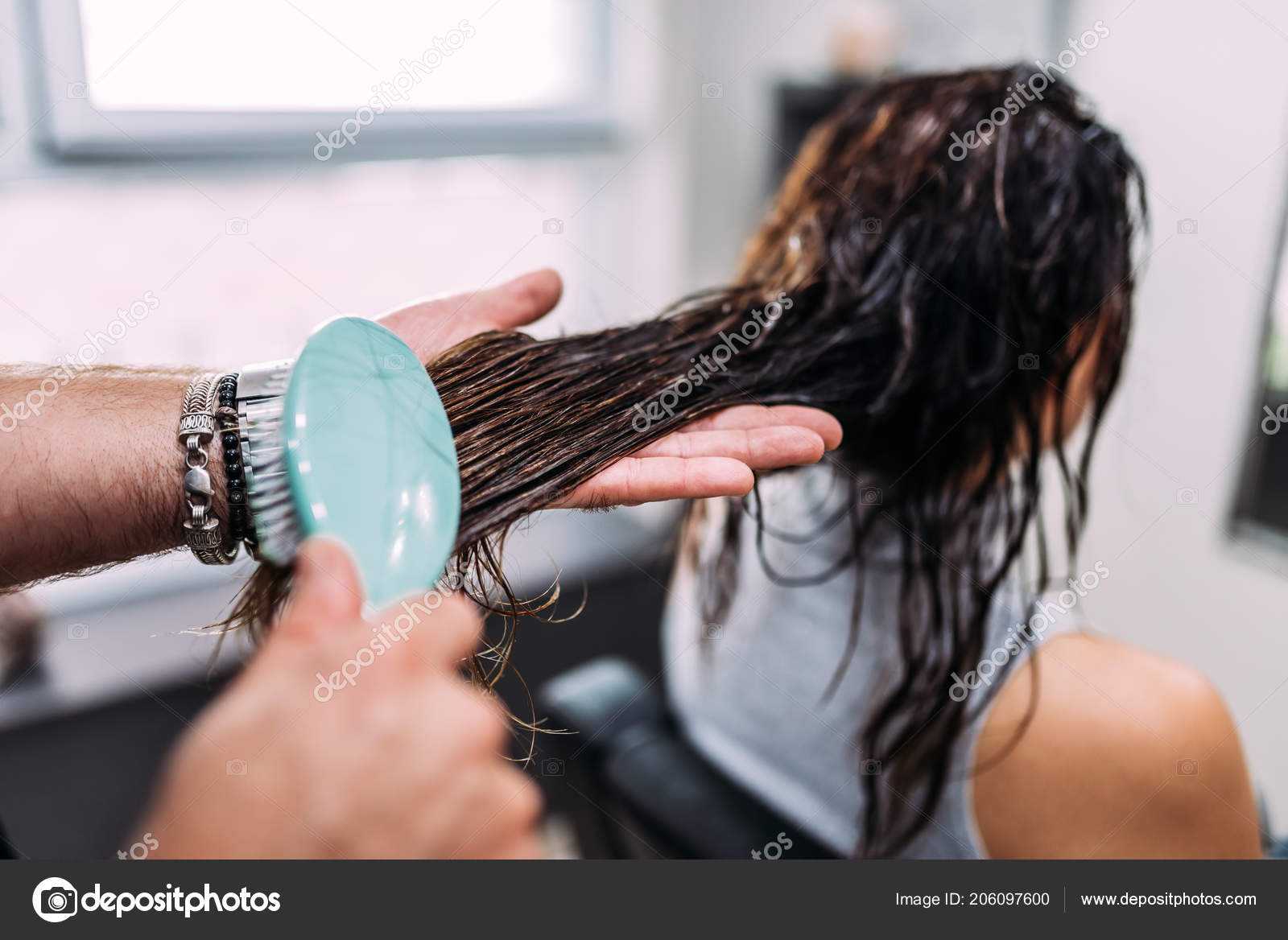 Можно расчесывать мокрые волосы после мытья. Расчесывание волос в парикмахерской. Расчесывание мокрых волос. Расчесывать мокрые волосы. Расчесать волосы в парикмахерской.