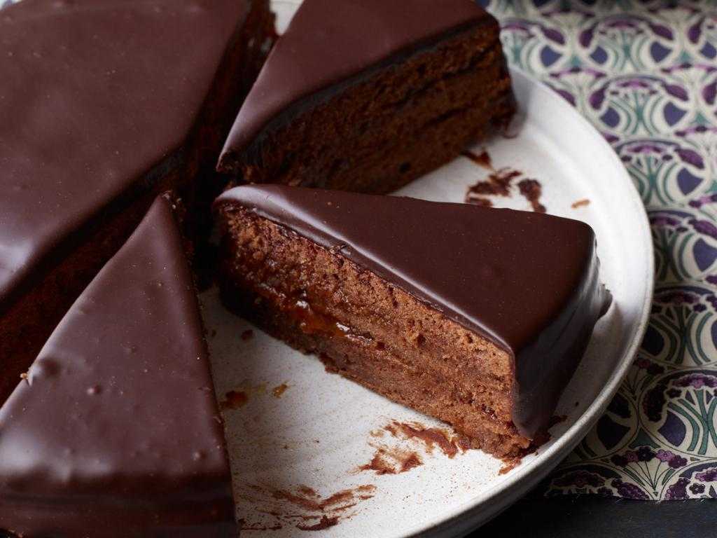Несмотря на то, что многие рецепты в передачах Юлии Высоцкой не отличаются простотой, этот шоколадный торт под силу даже начинающей хозяйке Попробуем испечь этот десерт по рецепту известной телеведущей