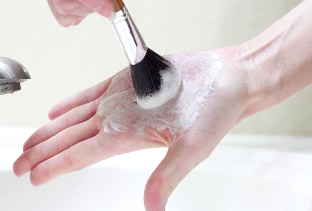 Как очистить кисть для тонального крема: ежедневная и глубокая очистка