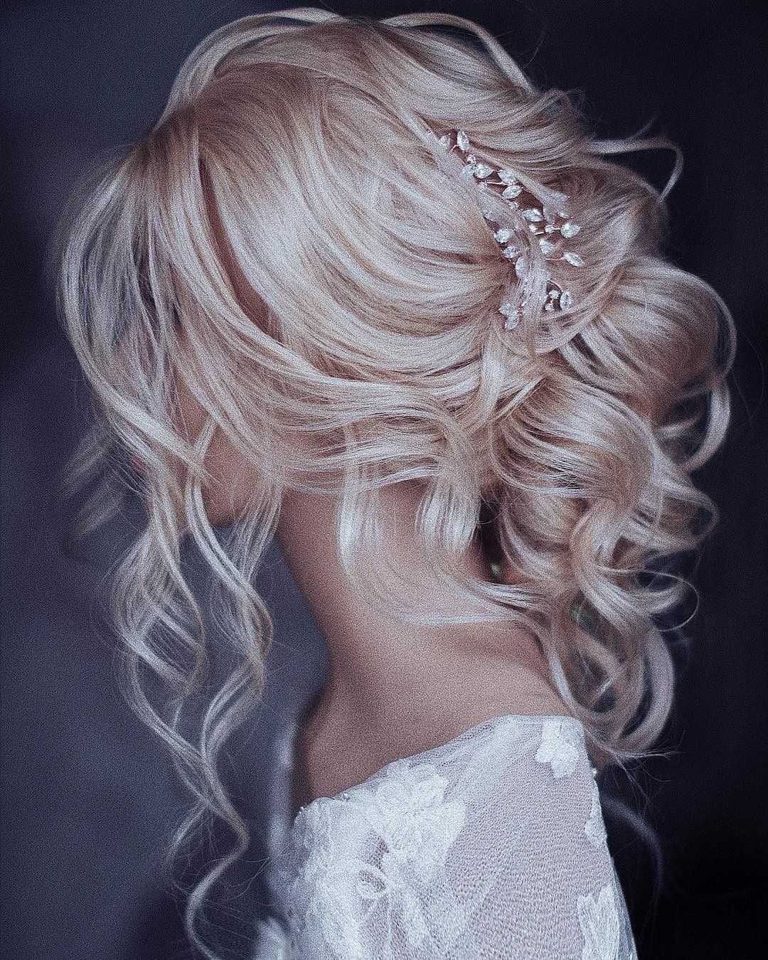 Нежные свадебные прически для брюнеток, блондинок, щатенок или рыжих Прически невесте на свадьбу на темные, черные, светлые волосы Красивые образы на роспись в ЗАГСе на мелированные волосы