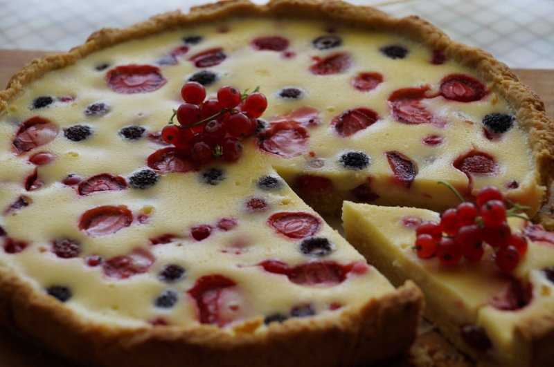 Пирог с замороженными ягодами: 7 рецептов
